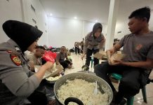 Polwan Polres Blitar Bantu Dapur Lapangan dan Beri Trauma Healing Korban Banjir
