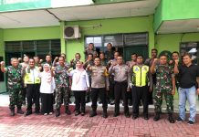 Polsek Tambak Sari bersama 3 pilar, berikan Nasi Tumpeng kepada Koramil Tambaksari