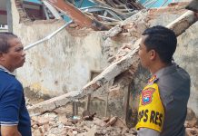 Gerak Cepat Polres Jember Dirikan Tenda Darurat, Tangani Gedung Sekolah Amruk Akibat Diterjang Angin