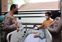 Hari Pertama Bertugas, Kapolres Malang Kunjungi Korban Tragedi Kanjuruhan Beri Santunan dan Bantuan Pengobatan