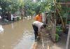 Antisipasi Banjir, Bhabinkamtibmas Polres Mojokerto Bersama Warga Bersihkan Saluran Air
