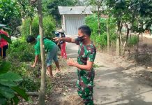 Peduli Kebersihan Lingkungan, Babinsa Sanankulon Bersama Warga Masyarakat Gelar Kerja Bakti Bersama