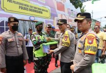 Kunjungi Pos Pam di Bojonegoro, Wakapolda Jatim Berbagi Bingkisan Untuk Warga dan Petugas