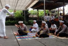 Kapolda Bali Sembahyang Di Pura Kahyangan Jagat Bedakih