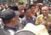 Wabup Rahmat Santoso Temui Ribuan Massa Aliansi Masyarakat Blitar Selatan Tuntut Infrastruktur Diperbaiki
