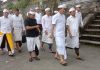 Kapolda Bali Bersama Gubernur Bali Sembahyang Ke Pura Besakih