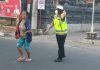 Beri Rasa Aman Polwan Sebrangkan ibu-ibu
