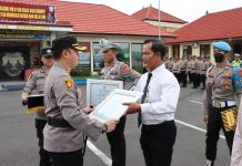 Personil Polres Karangasem Menerima Penghargaan “Pelayanan Publik” dari Bupati Karangasem