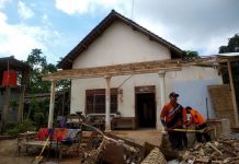 Tim Gabungan Kerja Bakti Bersihkan dan Benahi Rumah Warga Terdampak Ledakan Petasan di Blitar