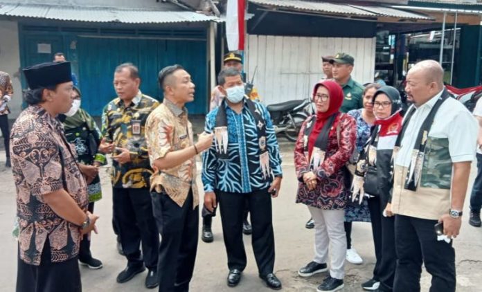 Plh Bupati Blitar, Rahmat Santoso (dua dari kiri) bersama Wakil Ketua Komisi V DPR RI, Roberth Rouw saat Kunfik di Kab Blitar