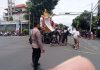 Bersinergi Dengan Pecalang, Bhabinkamtibmas Polsek Denpasar Timur (Dentim) Atensi Upacara Ngaben