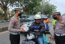 Ops Keselamatan Semeru 2023, Satlantas Polres Bangkalan Bagi Bagi Jas Hujan dan Sembako