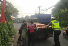 Mobil Mogok Di Simpang Latusari, Ini Yang Dilakukan Personil POLRI