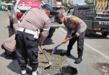 Peduli Keselamatan, Polsek Ponggok Tambal Jalan Berlubang