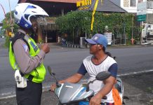 Lihat Pengguna jalan Tidak Pakai Helm, ini yang dilakukan Kanit Lantas Polsek Abiansemal !!