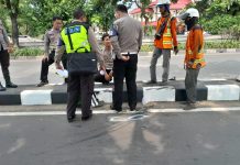 Respon Cepat Polisi Tangani Laka Lantas Di Jalan Kedung Cowek Surabaya