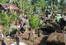 Kompak dan Semangat, Anggota Koramil 0808/15 Gandusari Gelar Kerja Bakti Pembersihan Lingkungan Di Area TPU