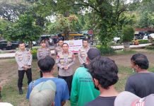 Waka Polda Bali Serahkan Bantuan Sembako Kepada Petugas DLHK Kota Denpasar.