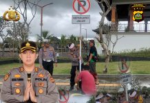 Kapolres Karangasem terjun langsung memasang tanda di larangan Parkir, menjelang karya Ida Betara Tedun Kabeh di Pura Besakih