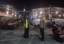 Bhabinkamtibmas Tibubeneng Beri Rasa Aman Jamaah Saat Sholat Tarawih