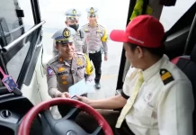 Ciptakan Mudik Aman Berkesan, Satlantas Polres Blitar Kota Cek Kelengkapan Armada Bus dan Tes Urine