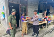 Personil Kuta Utara Jalin Silaturahmi Kunjungi Warga Dan Bagikan Sembako
