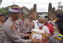 Kapolres Tabanan Bantu Sembako Masyarakat Kurang Mampu Dalam Acara Bakti Sosial Polri Presisi