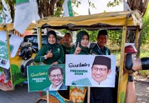 Para Anggota PKB Daftarkan Bacaleg Dengan Konfoi Naik Odong Odong Menuju Ke KPU Surabaya