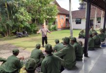 Polsek Mengwi Gelar Jumat Curhat Bersama Linmas Cemagi