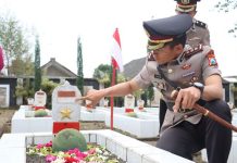 Jelang Hari Bhayangkara ke-77, Kapolres Batu Bersama Anggota Ziarah dan Tabur Bunga ke TMP