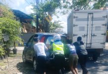 Lagi Mobil Mogok Di Jalur Padat, Ini Yang Dilakukan Personil Lantas !