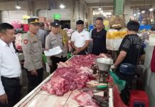 Jelang Hari Raya Galungan Polsek Mengwi Pantau Kenaikan Harga Kebutuhan Pokok di Pasar Mengwi