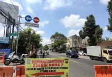 Personil Polres Badung Alihkan Arus Lalu Lintas di Depan Terminal