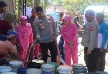 Polres Bondowoso Salurkan Bantuan Sembako dan Air Bersih Untuk Warga Tegalampel