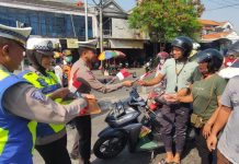 Detik-Detik Proklamasi RI, Satlantas Polres Mojokerto Kota Ajak Pengguna Lalin Serentak Hormat Bendera