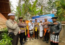 Kapolres AKBP Teguh Priyo Wasono Serahkan Tandon Air di Pura Pucak Mangu