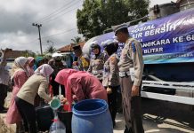 HUT Ke 68 Lalu Lintas, Polres Blitar Gelar Baksos Pembagian Air Bersih