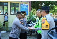 Kapolda Jatim Beri Motivasi Serahkan Tali Asih di Pos Pam Nataru ASDP Ketapang Banyuwangi