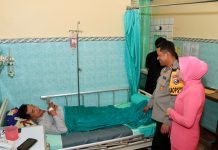 Kapolres Blitar Kota dan Ketua Bhayangkari Kunjungi Anggota yang Sakit