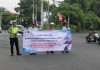 Berbagi Coklat Polres Gresik Gelar Kampanye Simpatik Keselamatan di Jalan