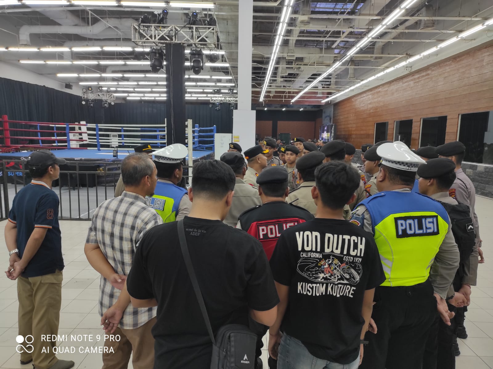 Suasana kegiatan ring Tarkam Di Maspion square