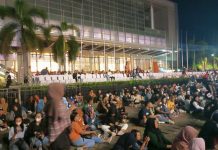 Show pesta demokrasi ala KPU Jatim,Penguasa Rakyat tetap harus duduk di kursi singgasana,sedangkan Rakyat tetap duduk lesehan dibawah,” ssst,Uangnya Rakyat”