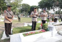 Maknai Perjuangan, Waka Polda Jatim Pimpin Ziarah ke Makam Pahlawan di Hari Bhayangkara ke – 78