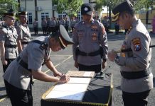 Kepolisian Polres Sampang Menggelar Sertijab Kasat Lantas Dan 2 Kapolsek Jajaran