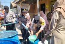 Kepolisian Polres Pamekasan Salurkan Bantuan Air Bersih Kepada Warga Dusun Candi