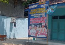 Banner Salah Satu Paslon Terpampang di Halaman Sekolah SMA Al Khozini Desa Banjar