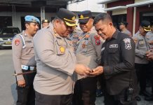 Mendukung Program Kerja 100 Hari Presiden Prabowo Subianto, Kapolres Pamekasan Periksa HP Personel, Cegah Anggota Terlibat Judol