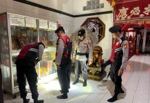 Polres Nganjuk Terjunkan Tim Sterilisasi di Klenteng Jelang Perayaan Imlek 2025