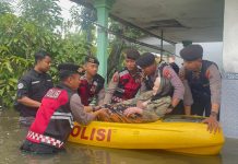 Polres Pasuruan Kota Evakuasi Warga Terdampak Banjir dan Beri Bantuan 1000 Nasi Kotak