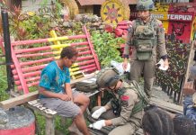 Tim Medis Satgas Ops Damai Cartenz Berikan PTim Medis Satgas Ops Damai Cartenelayanan Kesehatan bagi Warga Puncak Jaya